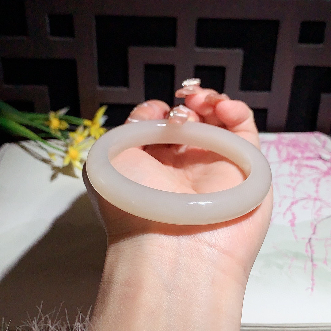 和田玉57圈口藕粉色手镯！玉质细腻油润 底色纯净 无裂无杂 脂粉好，品质好！