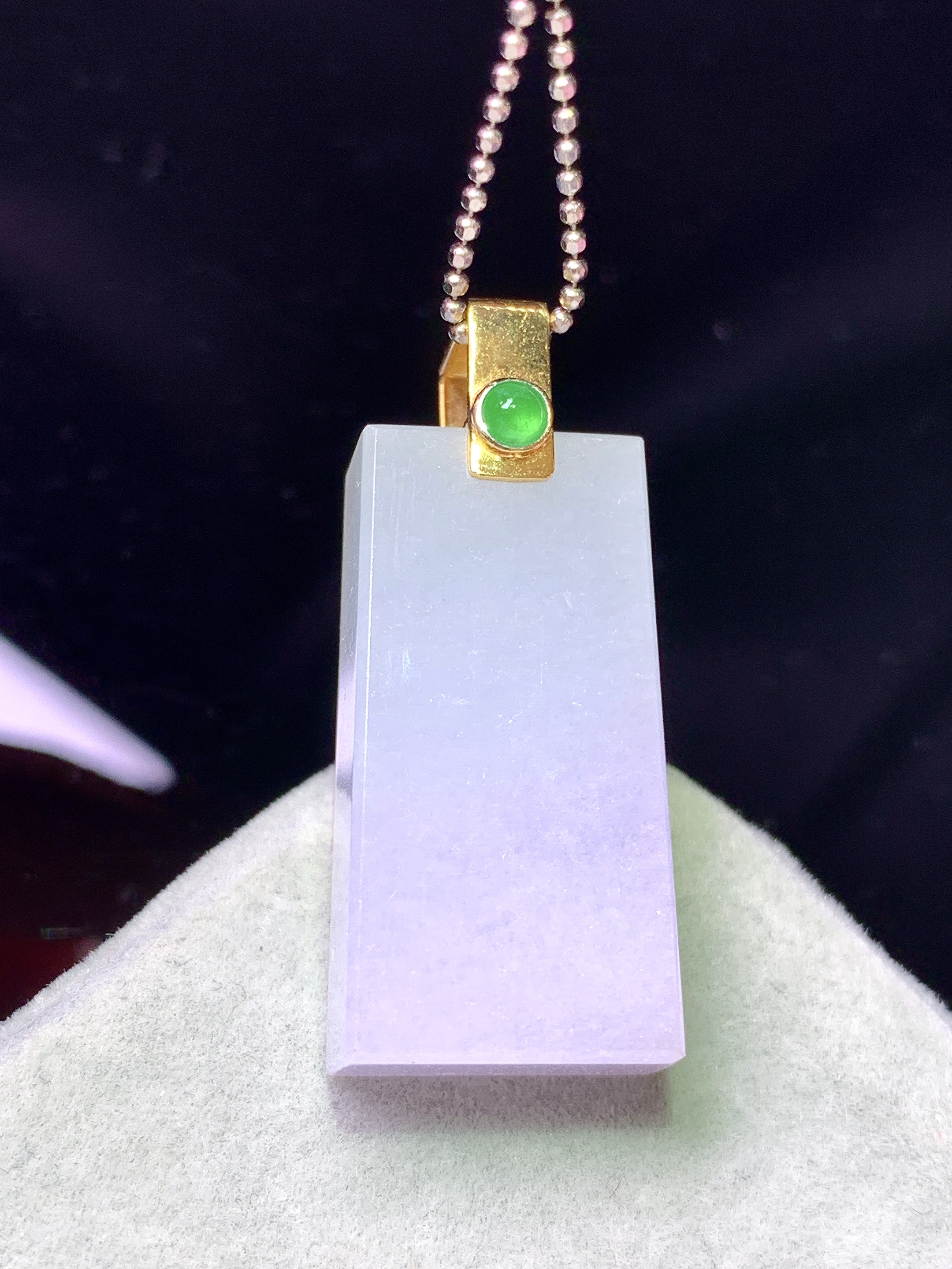 18k金镶嵌淡紫罗兰无事牌吊坠 玉质细腻 色泽艳丽清新 水润亮眼 整体尺寸29.6*12.8*7.2