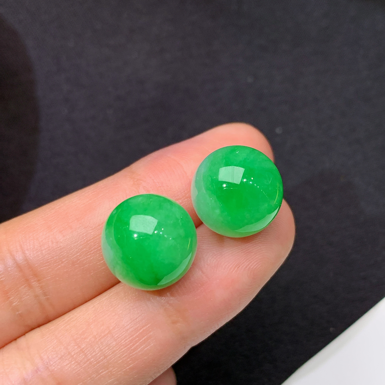 冰飘绿圆珠一对，镶嵌佳品，冰润色阳，种水足 尺寸12.3