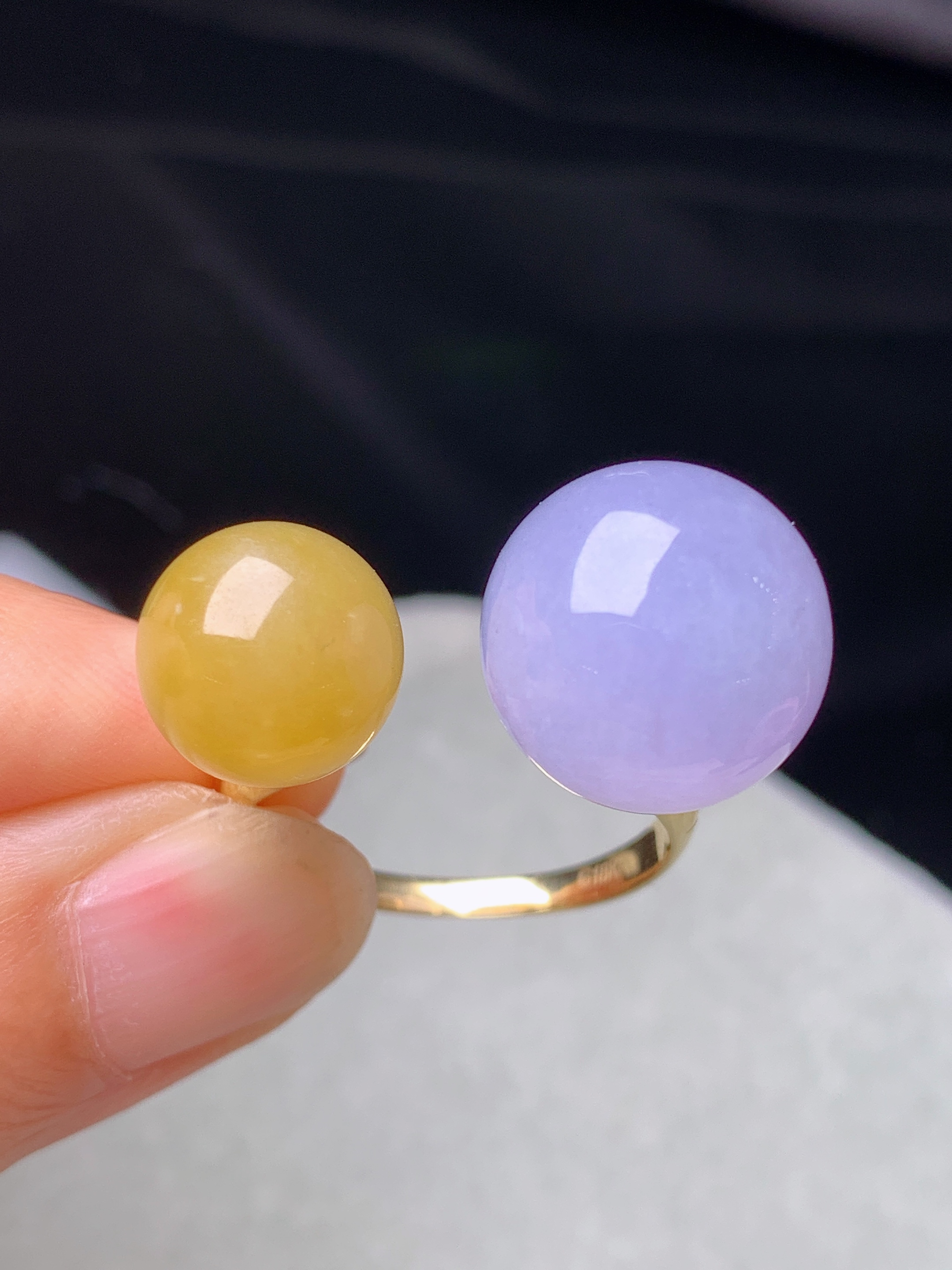 18k金镶嵌黄紫圆珠戒指 玉质细腻 色泽艳丽清新 水润亮眼 圈口15.5 整体尺寸13.5b1