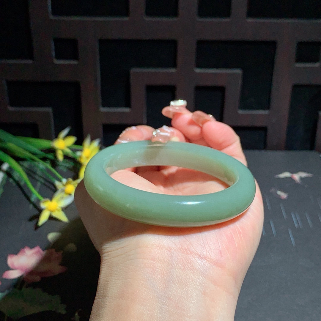 和田玉55圈口且末蓝手镯！玉质细腻油润 底色纯净 无裂无杂 脂粉好，品质高。