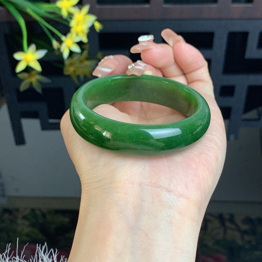 ￼ ￼和田玉52圈菠菜绿宽条碧玉手镯，玉质细腻油润 底色纯净 脂粉好，品质高。