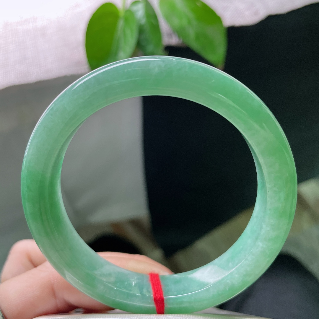 57.8/12.1/9绿底正圈，水头好，种老，细腻的质感与温润光泽，是自然赠予的温柔诗意。无裂，ss50866a