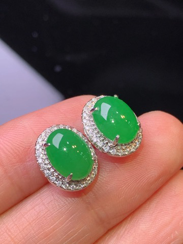 18金钻镶嵌满绿蛋面耳钉 玉质细腻 色泽清新艳丽 整体尺寸12.2*10*5.3