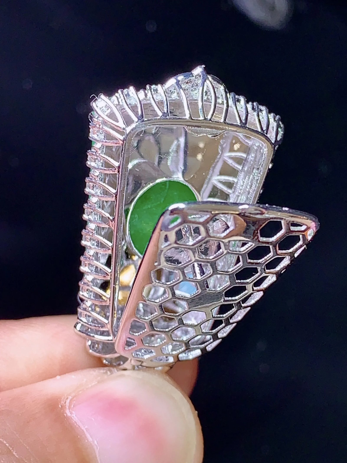 18k金钻镶嵌满绿无事牌吊坠 玉质细腻 色泽艳丽 整体尺寸38.8*19*10.3