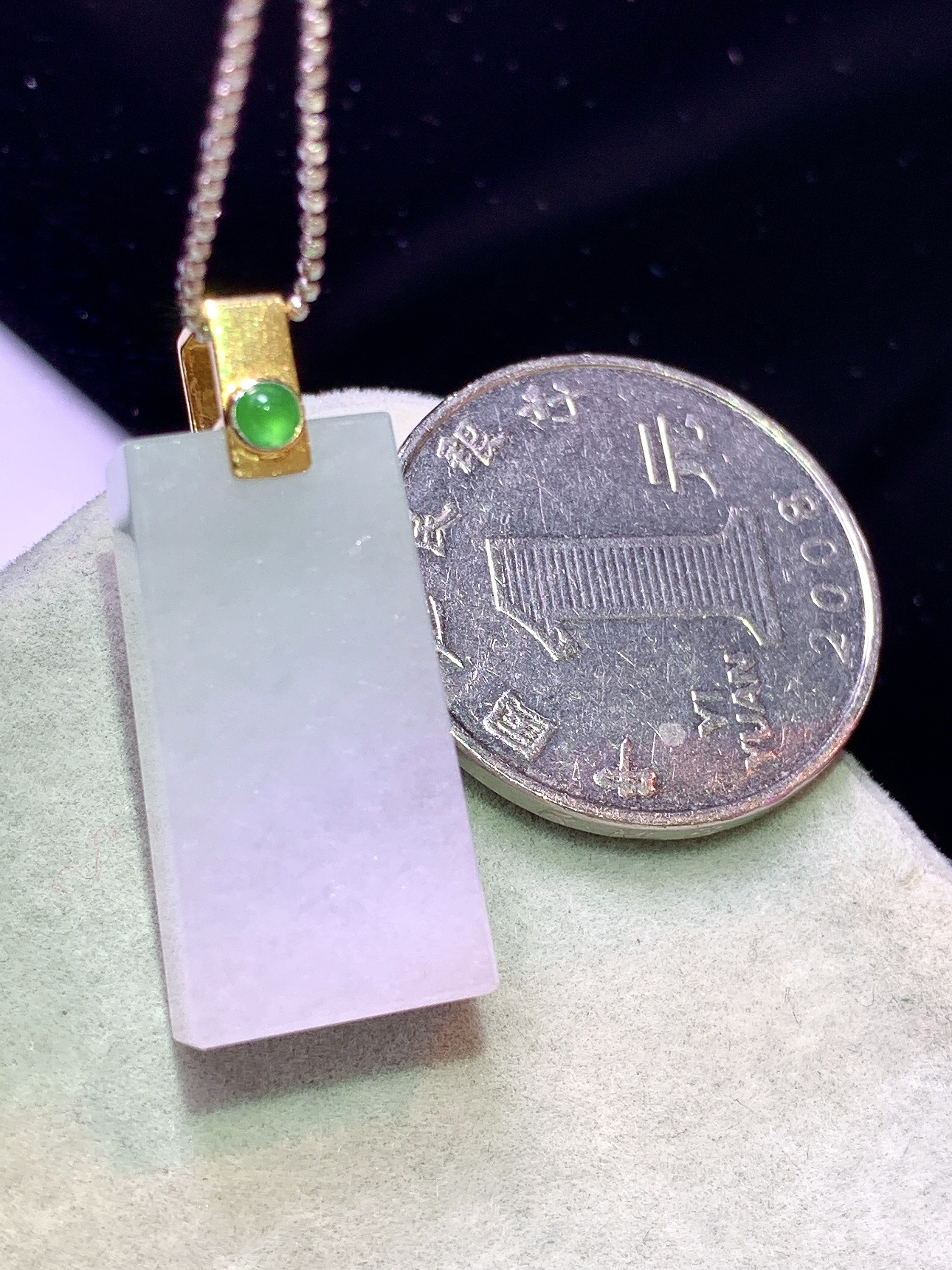 18k金镶嵌淡紫罗兰无事牌吊坠 玉质细腻 色泽艳丽清新 水润亮眼 整体尺寸29.6*12.8*7.2b1