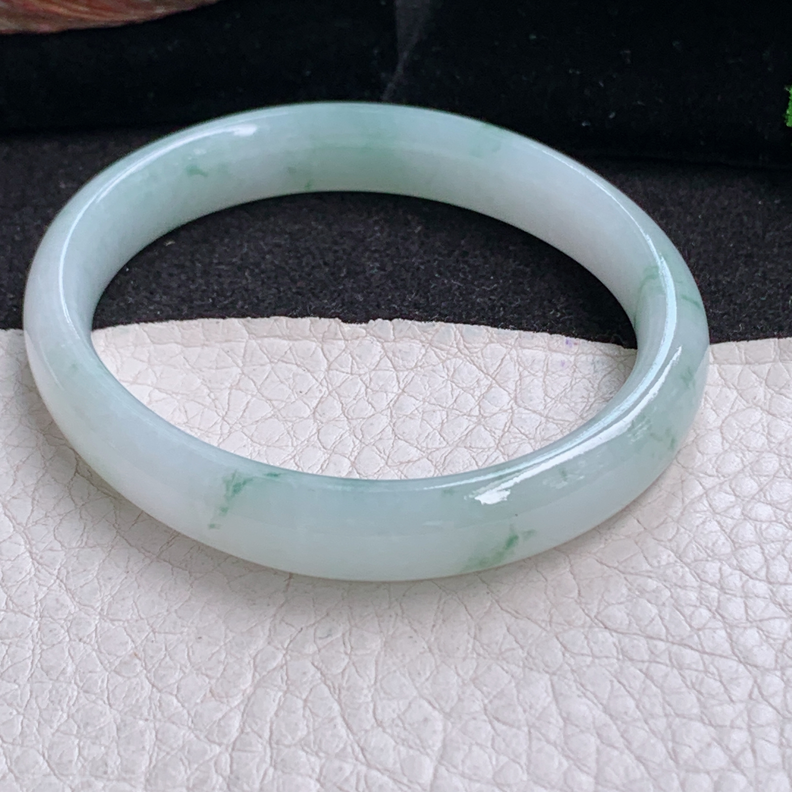 jm实拍558*48.5*10*6.8贵妃镯 天然缅甸翡翠a货冰飘花秀气蛋形玉镯