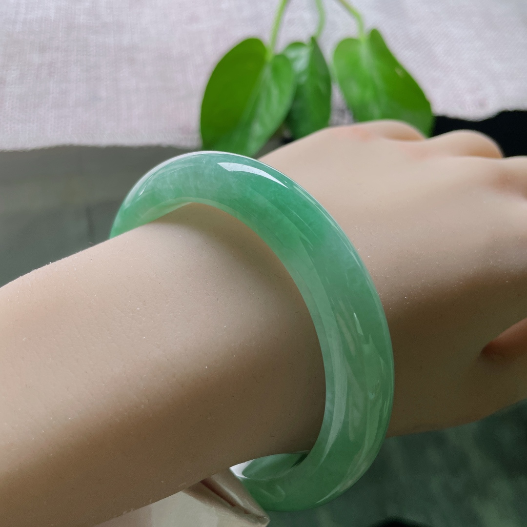 57.8/12.1/9绿底正圈，水头好，种老，细腻的质感与温润光泽，是自然赠予的温柔诗意。无裂，ss50866a