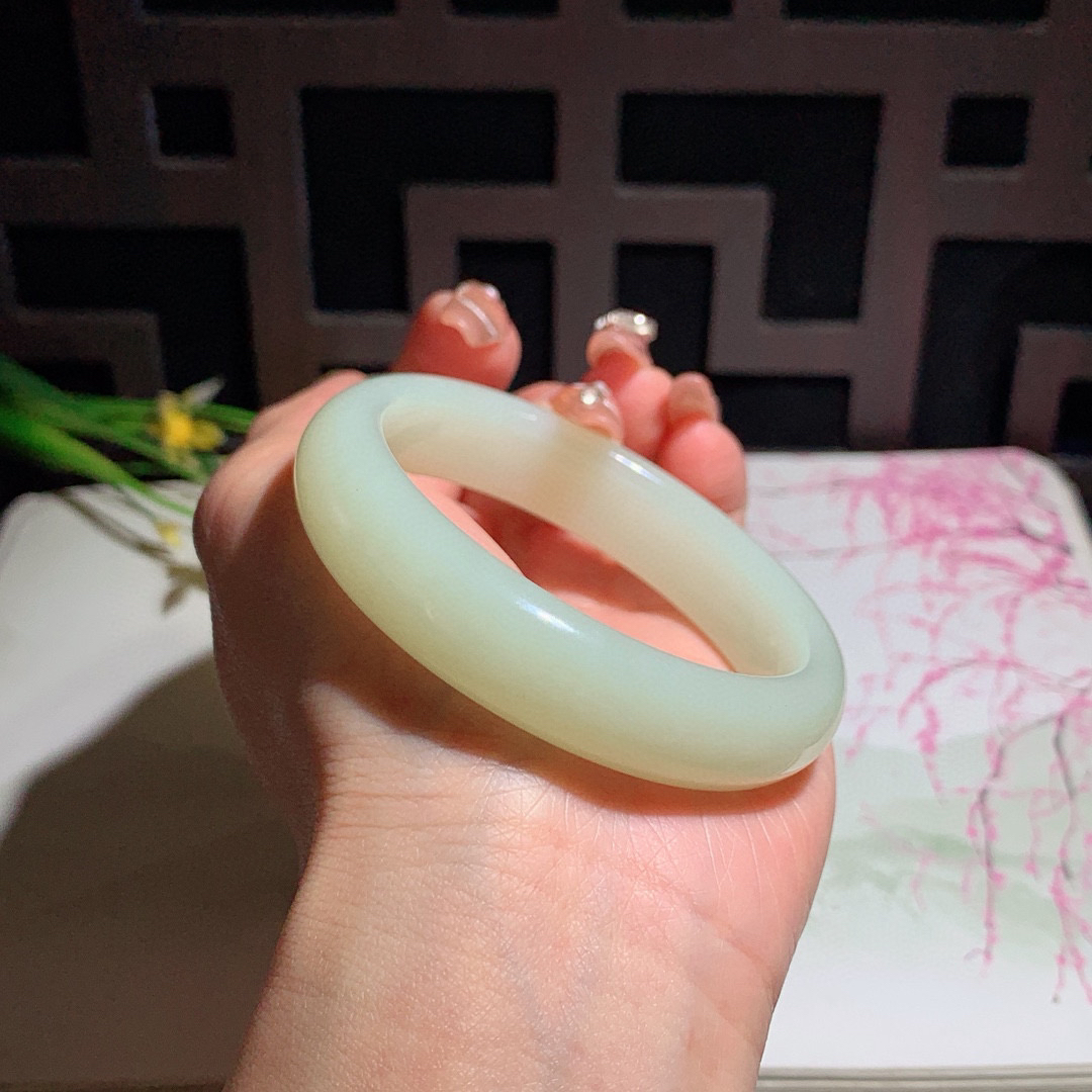 和田玉54.5圈口黄口料宽条手镯！玉质细腻油润 底色纯净 无裂无杂 脂粉好，品质好！