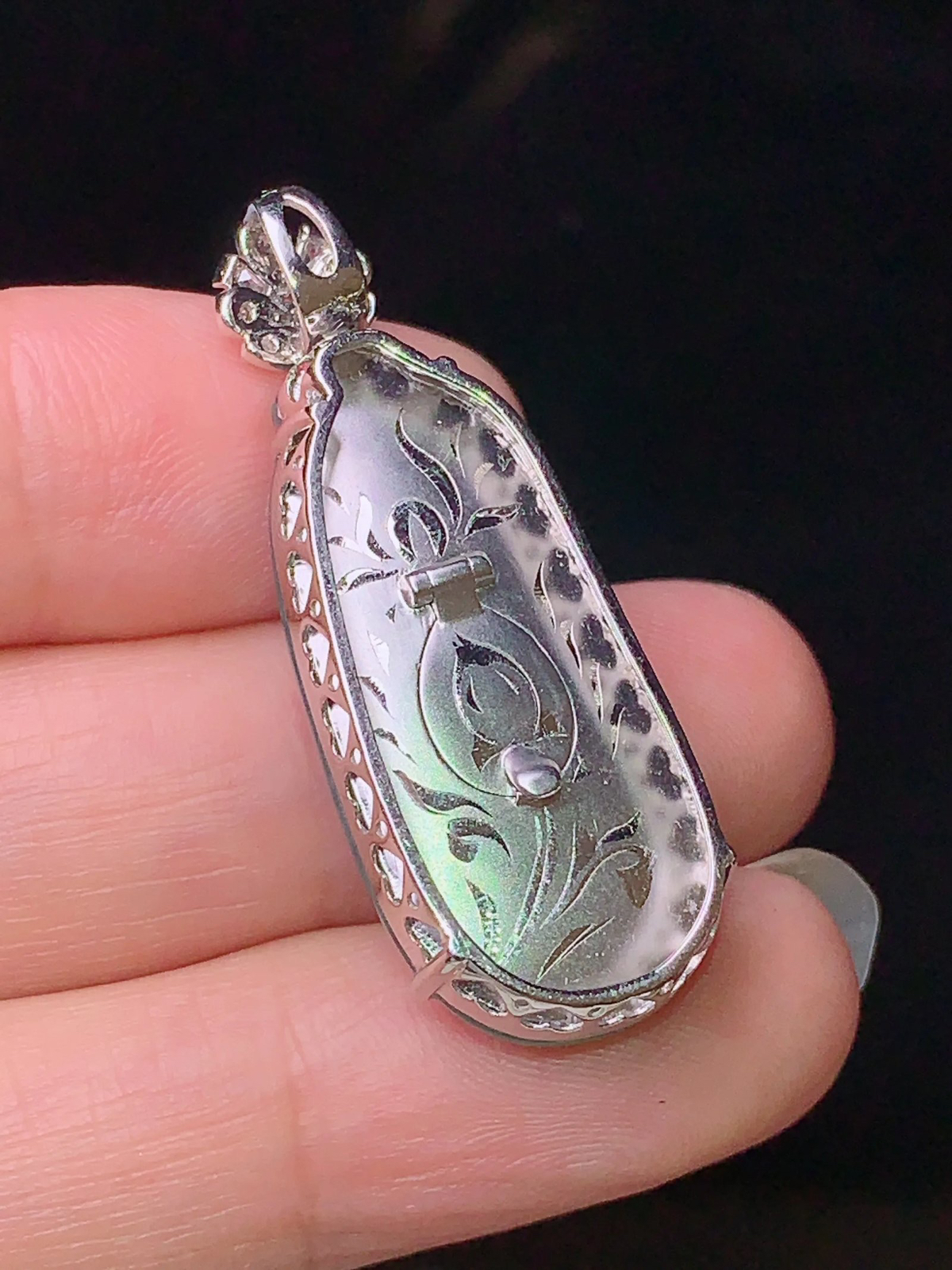 18k金钻镶嵌翠绿福瓜吊坠 玉质细腻 色泽艳丽 整体尺寸36.5*13.6*7.8