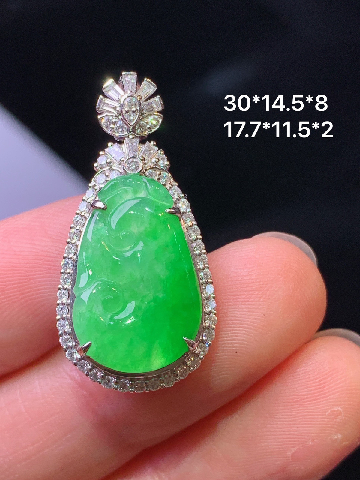 18k金钻镶嵌翠绿如意吊坠 玉质细腻 色泽清新艳丽 整体尺寸30*14.5*8