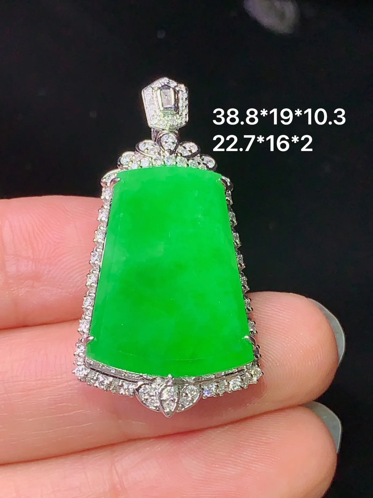 18k金钻镶嵌满绿无事牌吊坠 玉质细腻 色泽艳丽 整体尺寸38.8*19*10.3