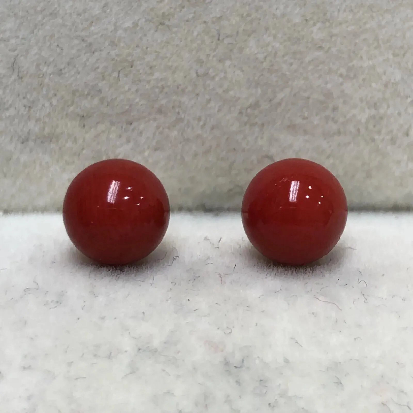 【天然牛血珊瑚5mm圆珠耳钉】天然无添加无优化，牛血红色，意大利沙丁材料！裸石尺寸5.1*5.1mm