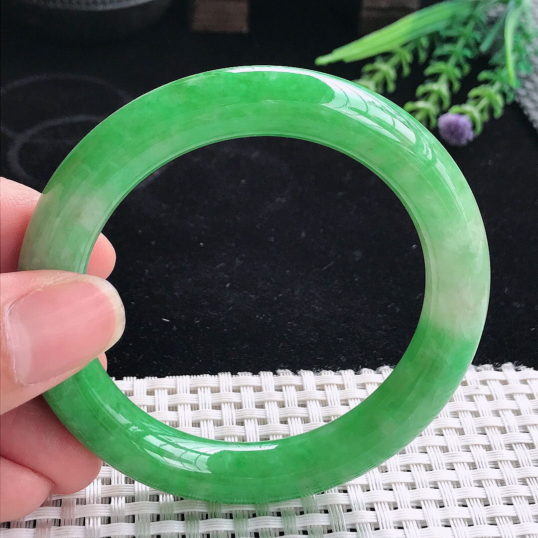 实拍A货翡翠55.5/10.5/10.3老坑精美满绿辣阳绿圆条手镯玉镯平安镯