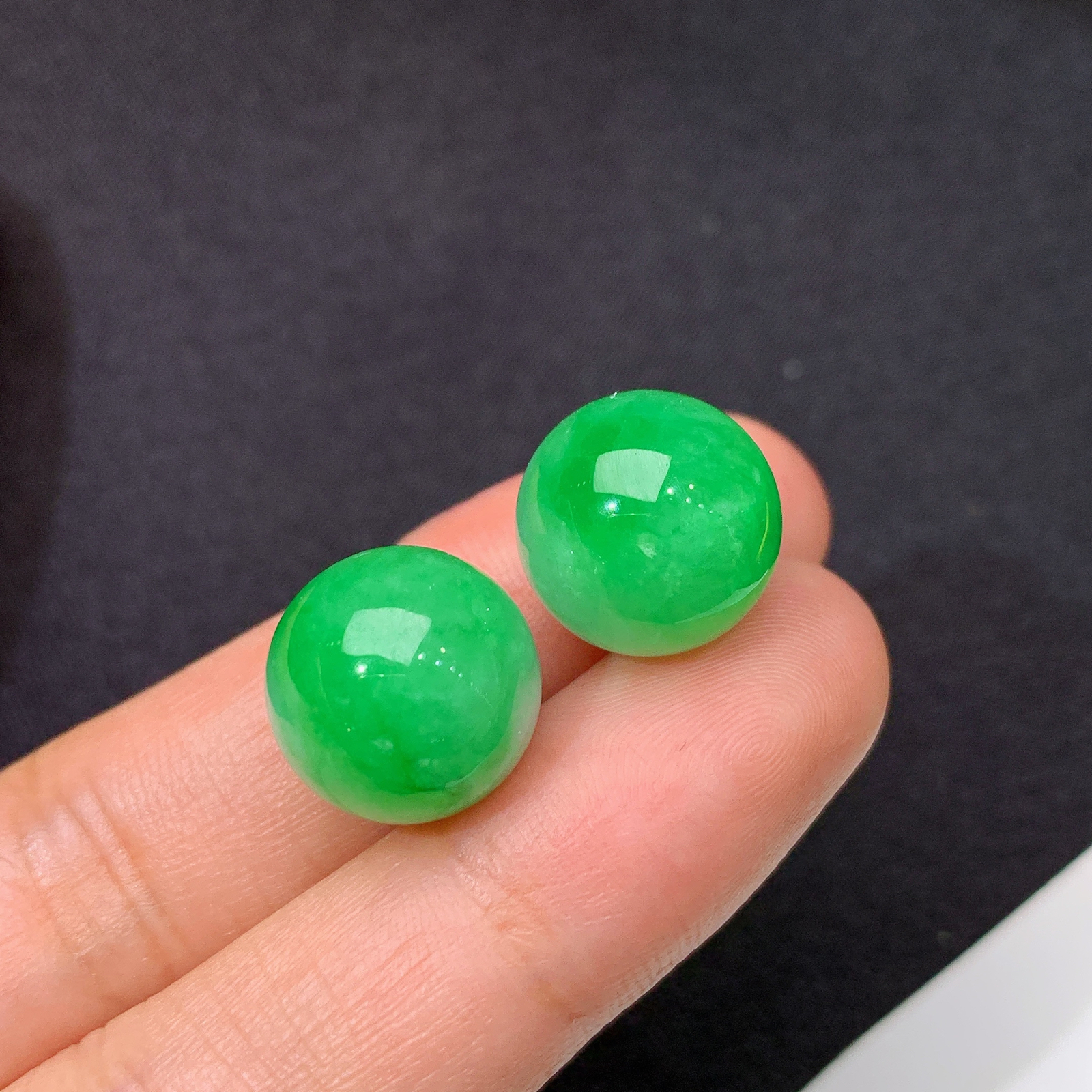 冰飘绿圆珠一对，镶嵌佳品，冰润色阳，种水足 尺寸12.3