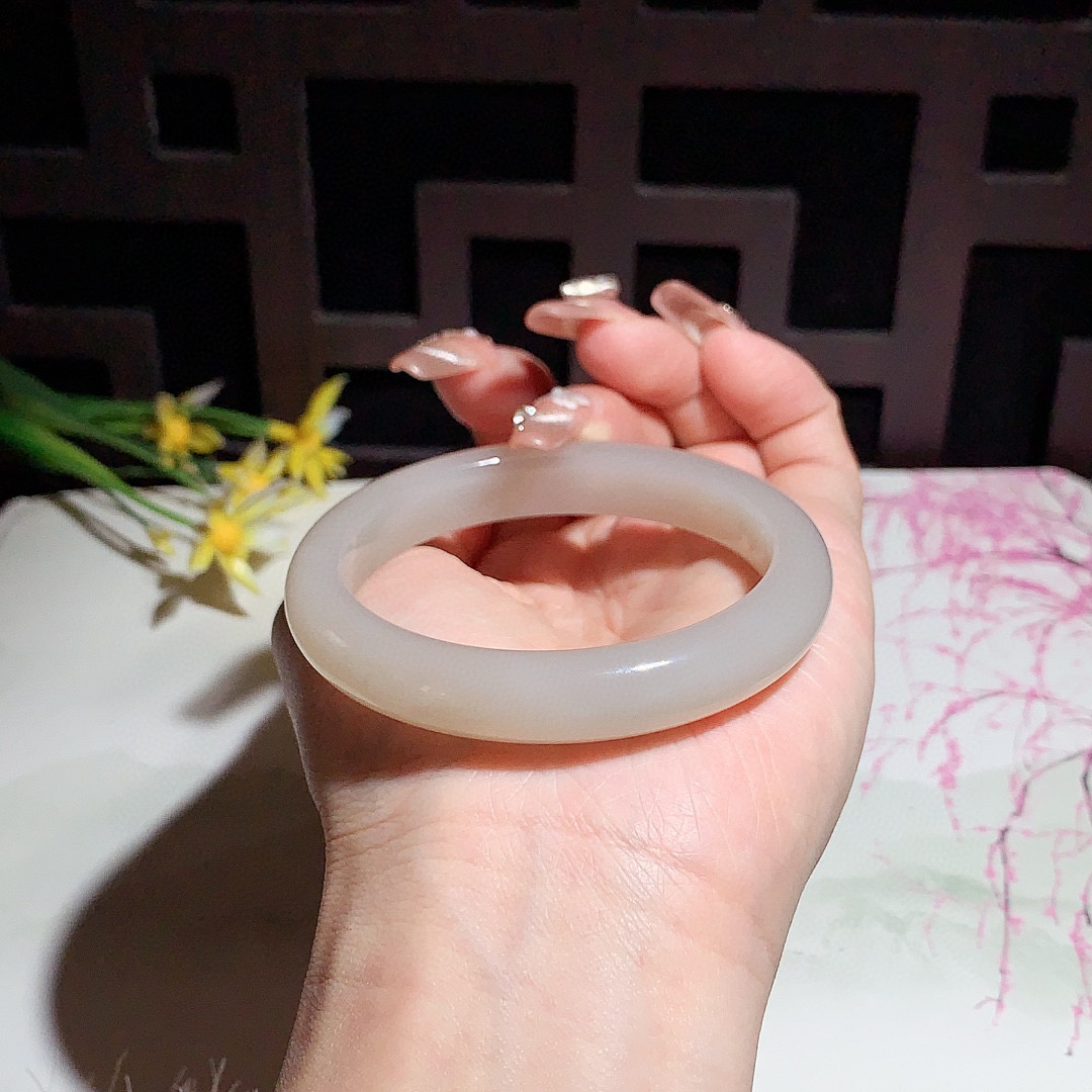 和田玉54圈口藕粉色手镯！玉质细腻油润 底色纯净 无裂无杂 脂粉好，品质好！