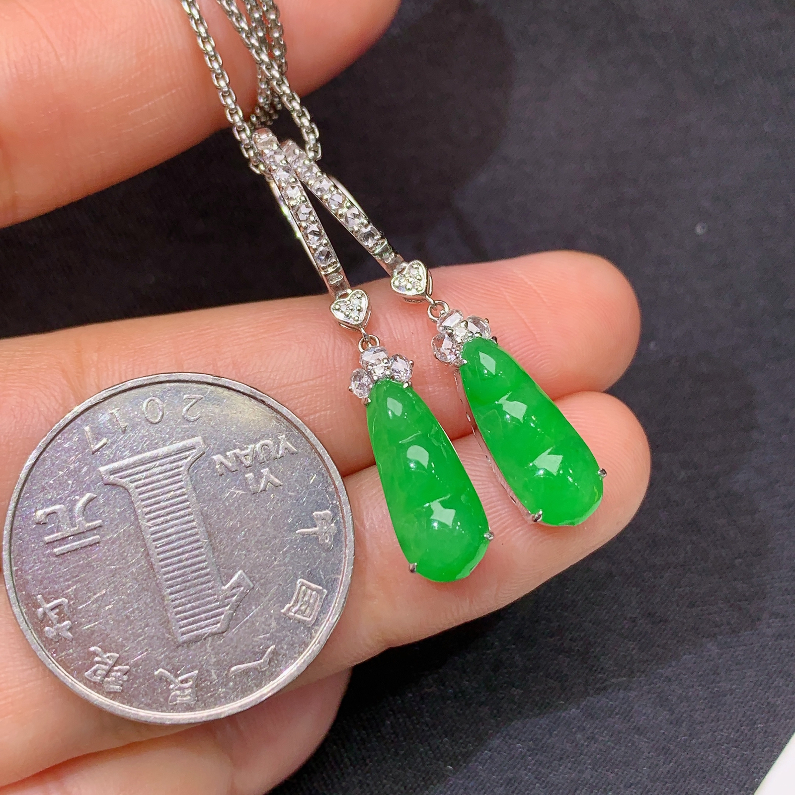 冰阳绿福豆耳坠，18k金镶嵌，简约时尚，冰润色阳，种水足，Cr 尺寸14.3*5.8*2