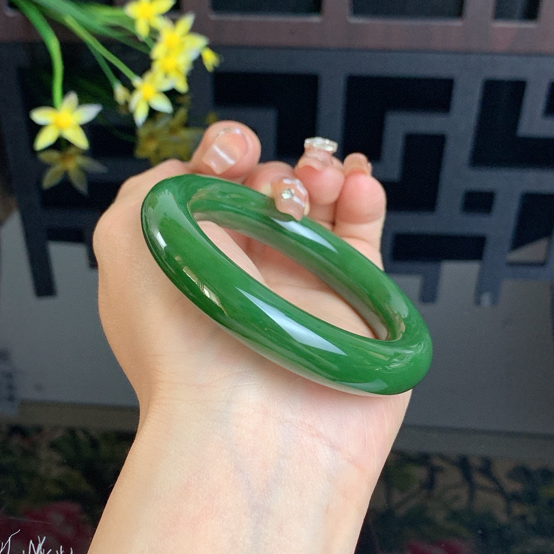 ￼ 和田玉53圈菠菜绿肥圆条碧玉手镯！玉质细腻油润 底色纯净 无裂无棉 脂粉好，品质高。