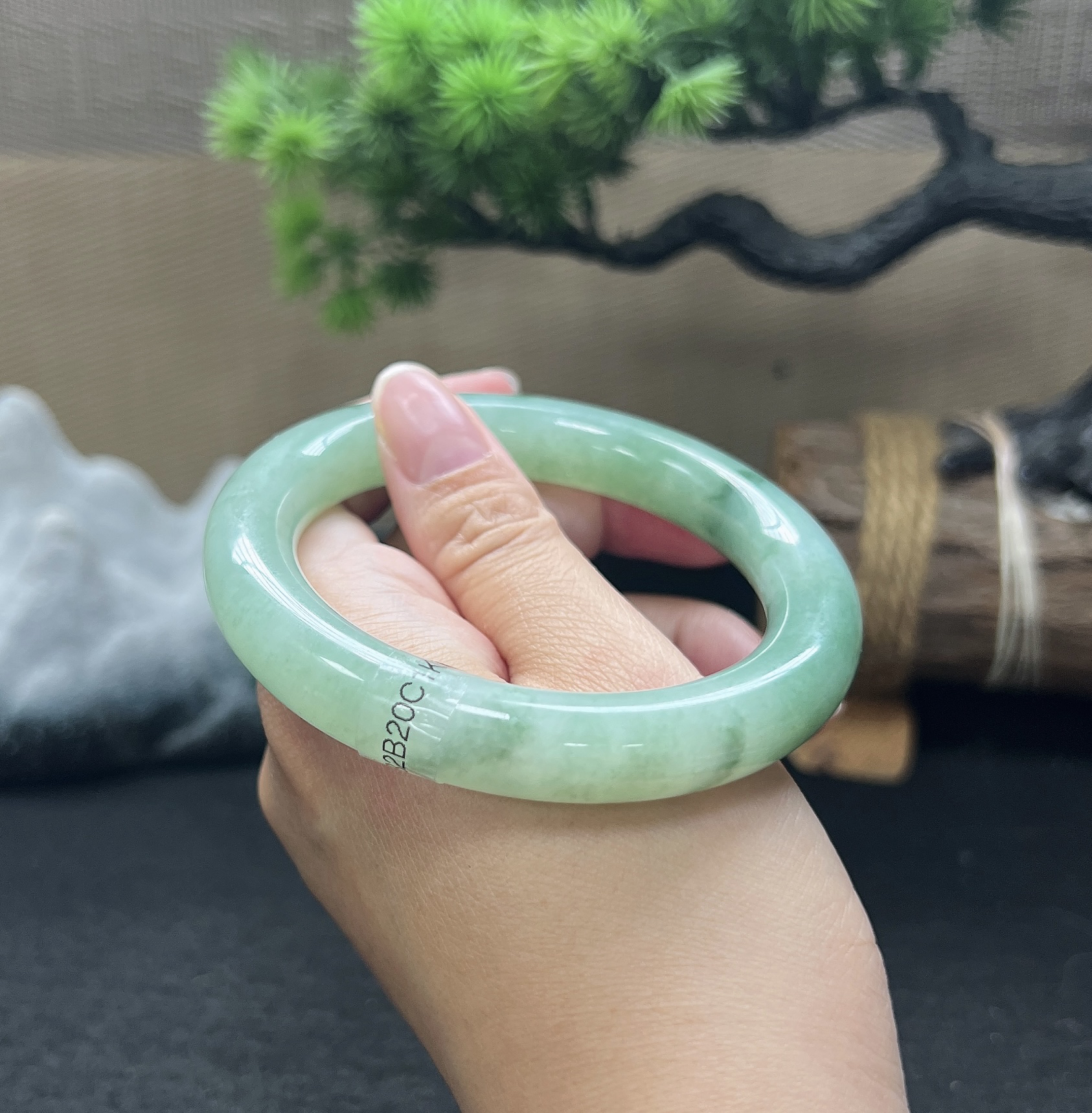 56.5圈口圆条飘花手镯