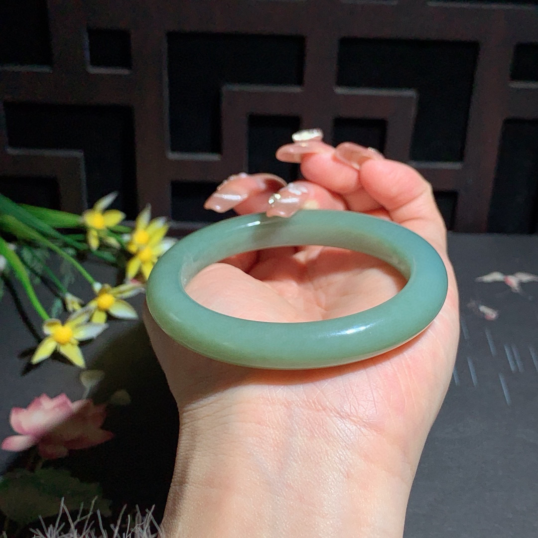 和田玉56圈口且末蓝手镯！玉质细腻油润 底色纯净 无裂无杂 脂粉好，品质高