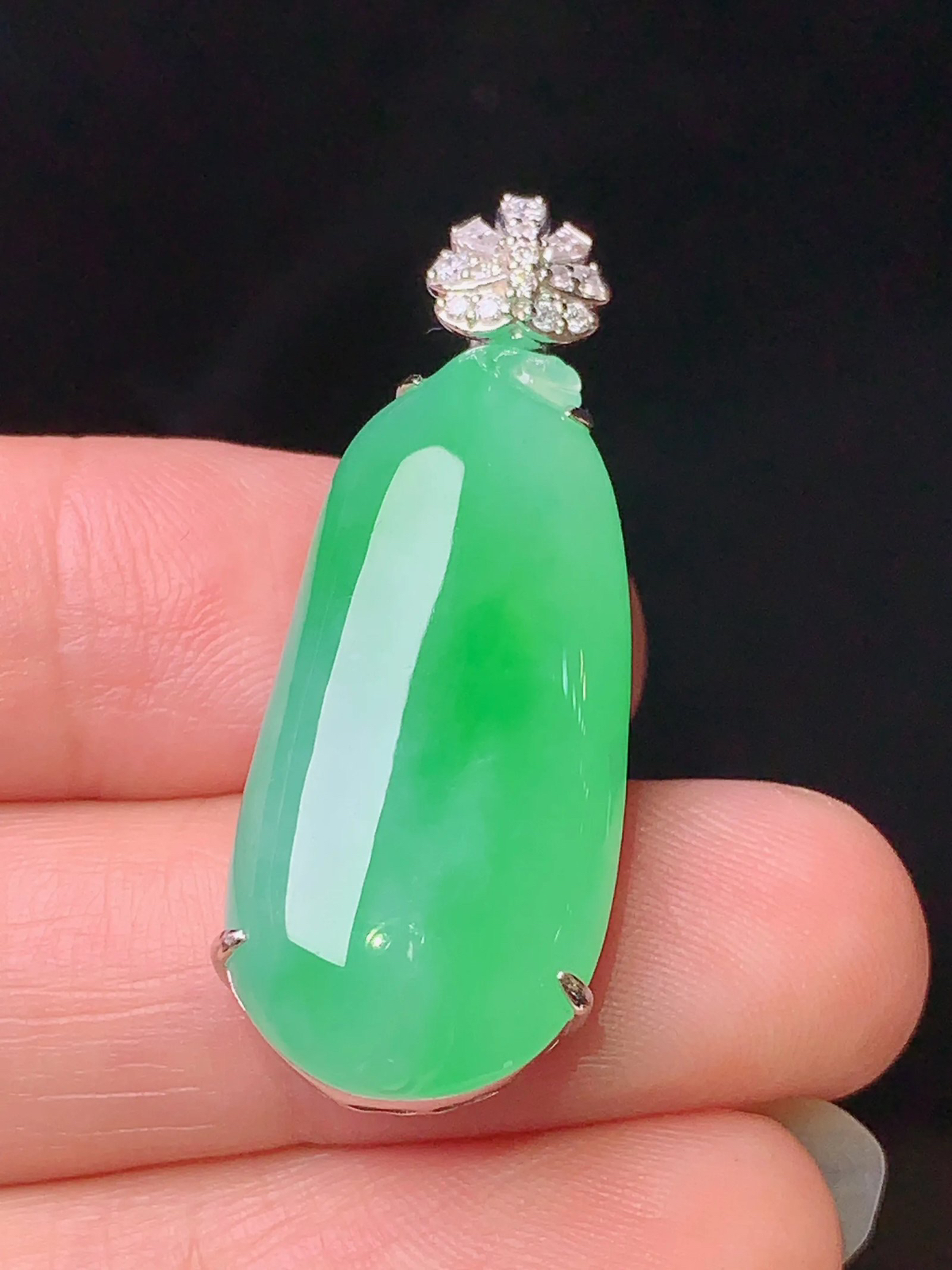 18k金钻镶嵌翠绿福瓜吊坠 玉质细腻 色泽艳丽 整体尺寸36.5*13.6*7.8