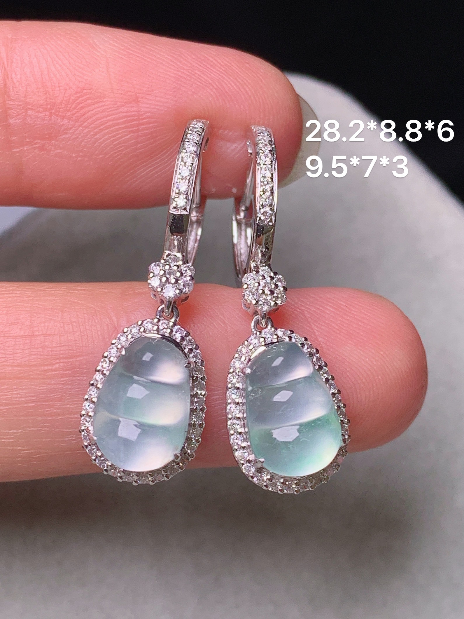 18k金钻镶嵌冰种四季豆耳坠 玉质细腻 色泽艳丽清新 水润亮眼 整体尺寸28.2*8.8*6L6