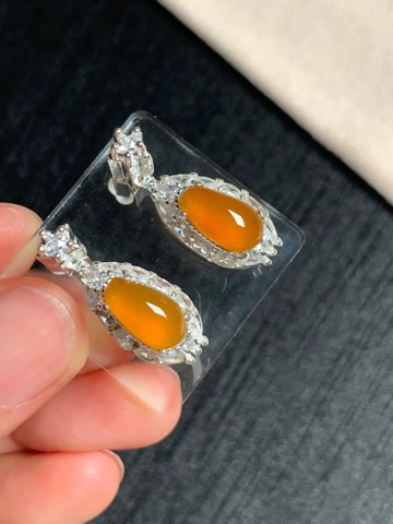 冰黄翡福瓜耳钉 无纹裂，种好色美品相好，颜色鲜艳甜美，老坑种冰透水灵纯净细腻