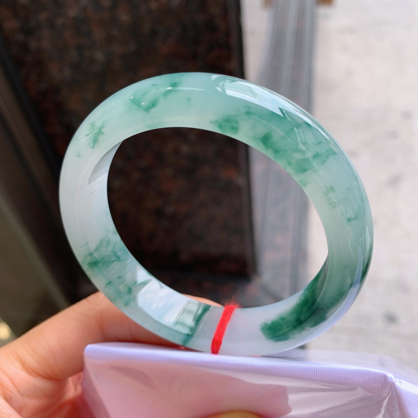 正圈飘花 无裂 尺寸：56/12.6/8.9  细腻