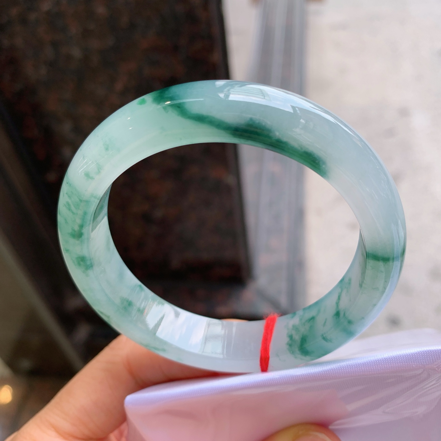 正圈飘花 无裂 尺寸：56/12.6/8.9  细腻