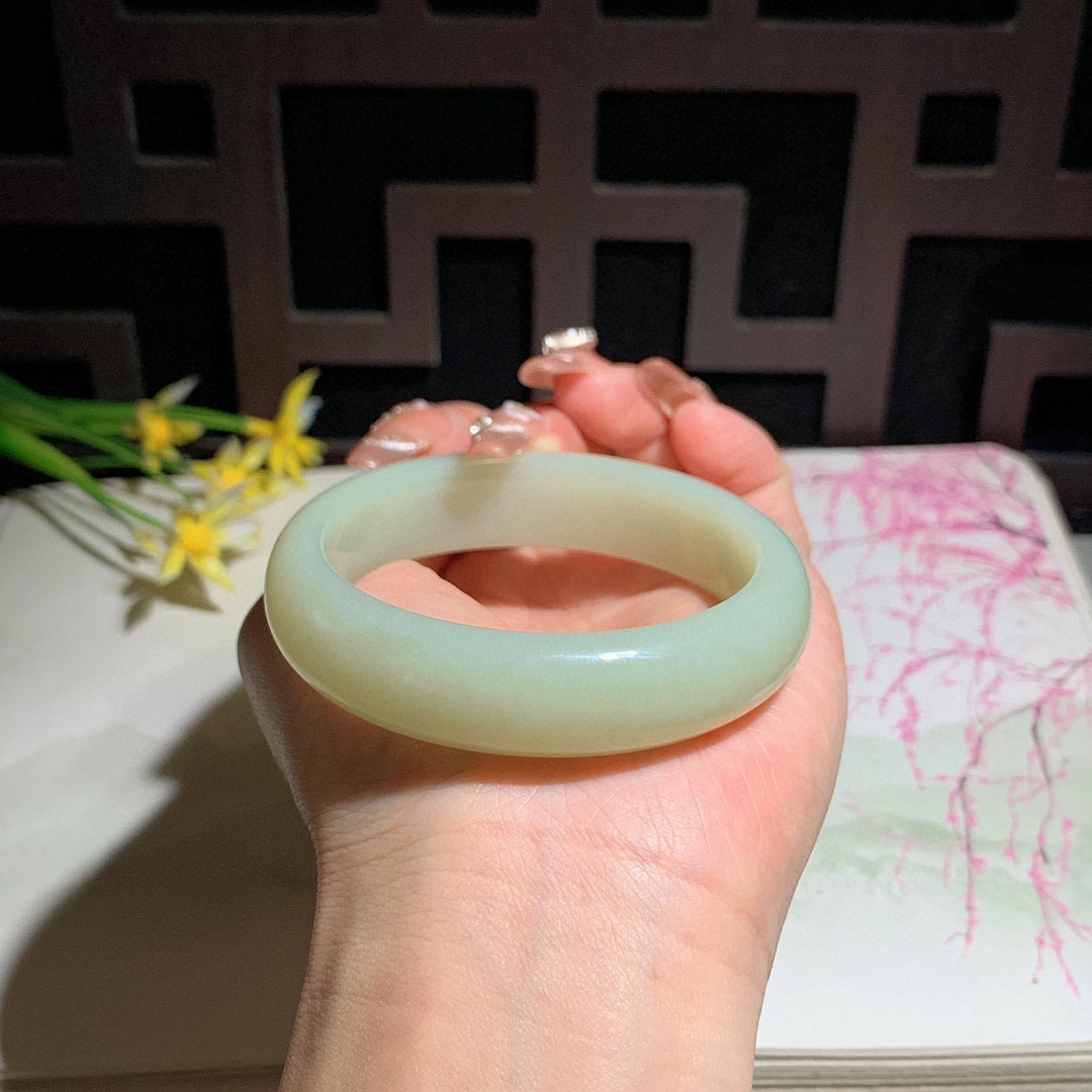 和田玉55圈口黄口料宽条手镯！玉质细腻油润 底色纯净 无裂无杂 脂粉好，品质好！