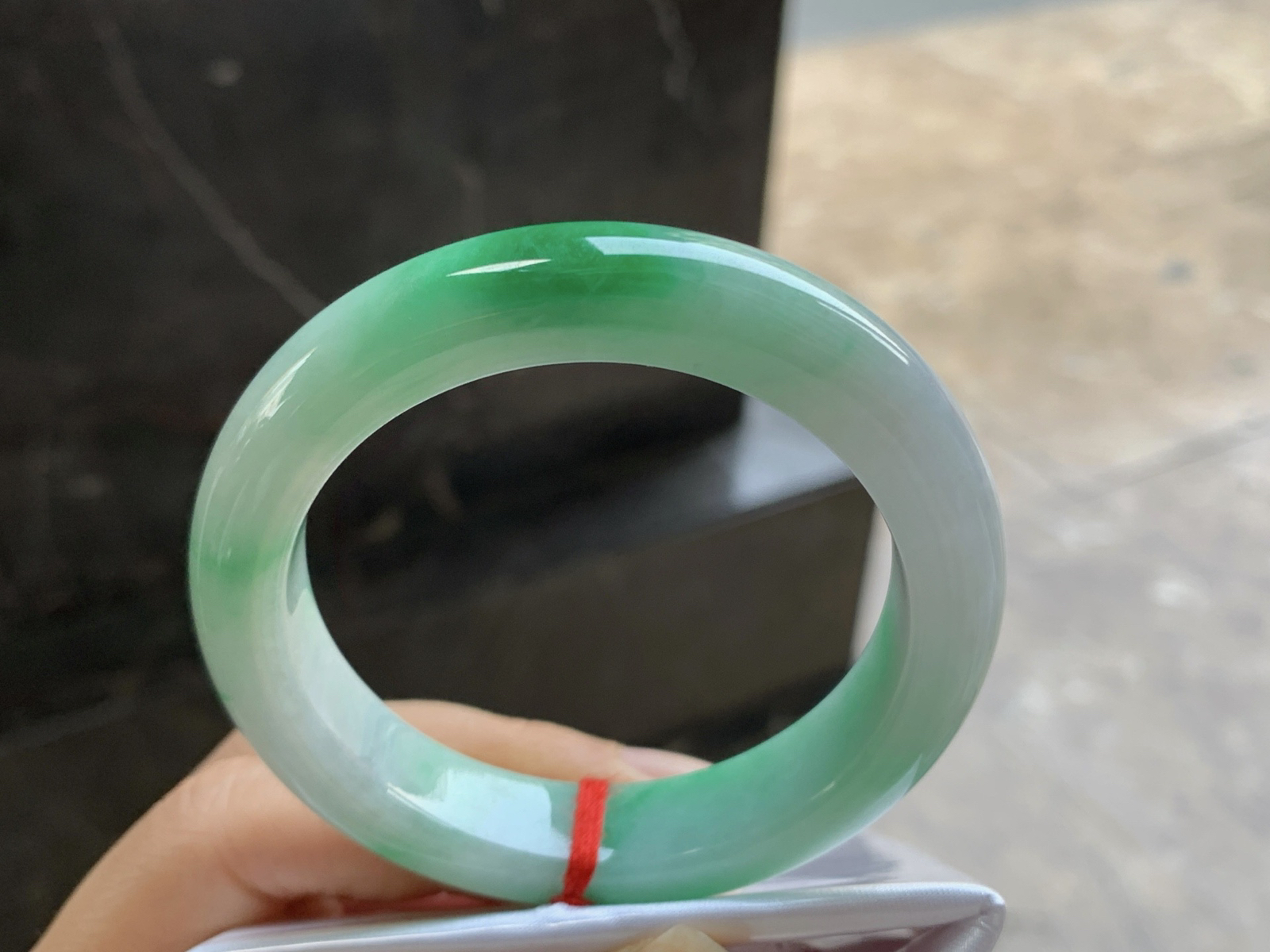 53-12.4-9

带色手镯^_^鲜艳 玉质温润