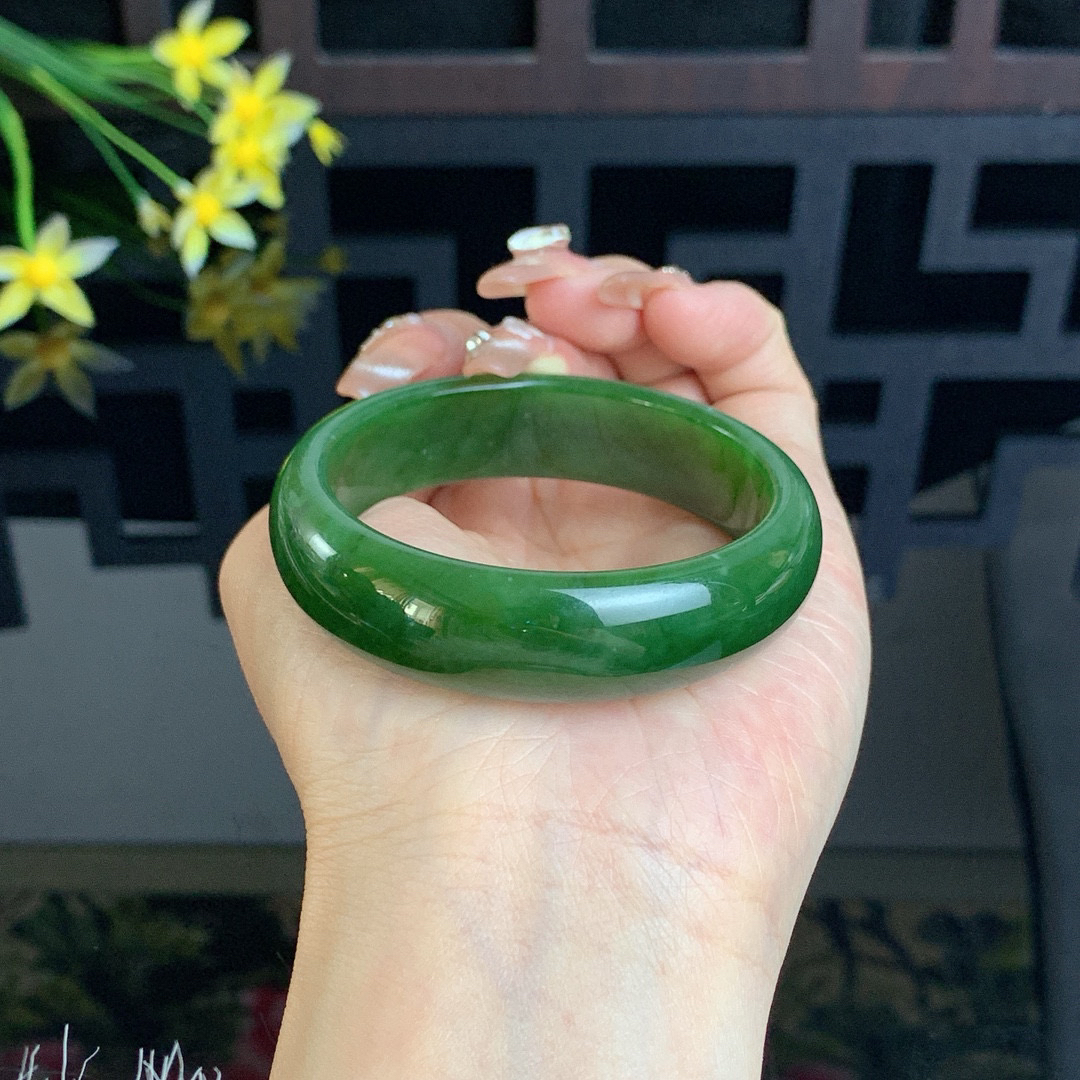 ￼ ￼和田玉52圈菠菜绿宽条碧玉手镯，玉质细腻油润 底色纯净 脂粉好，品质高。