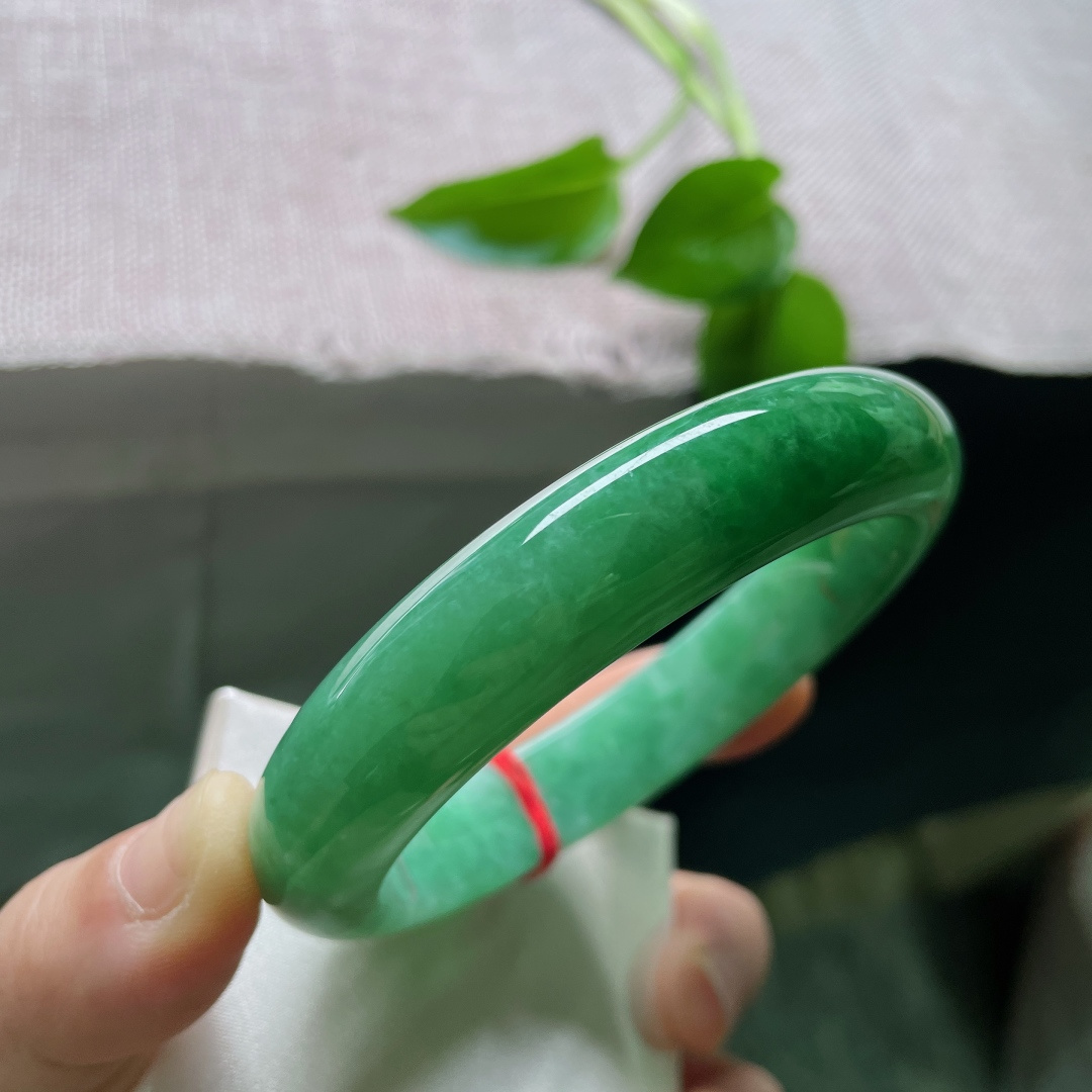 61.9/13.9/10，绿底正圈，大圈口，是雨林初霁的清新，是湖水静影的沉璧。有纹，ss50236a