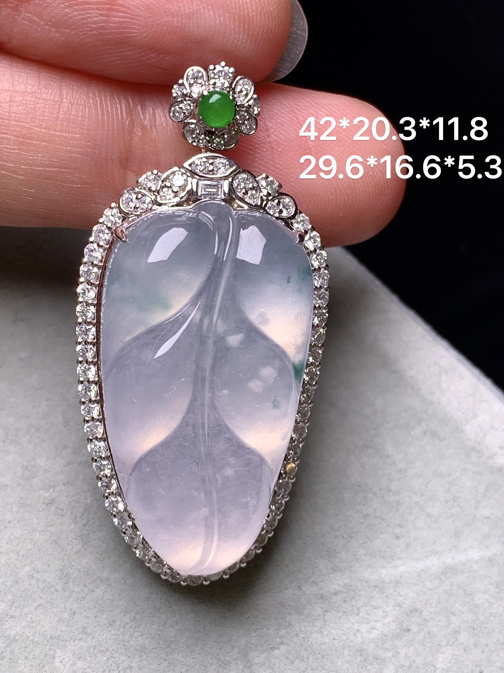 18k金钻镶嵌冰种树叶吊坠 玉质细腻 色泽艳丽清新 水润亮眼 整体尺寸42*20.3*11.8k1