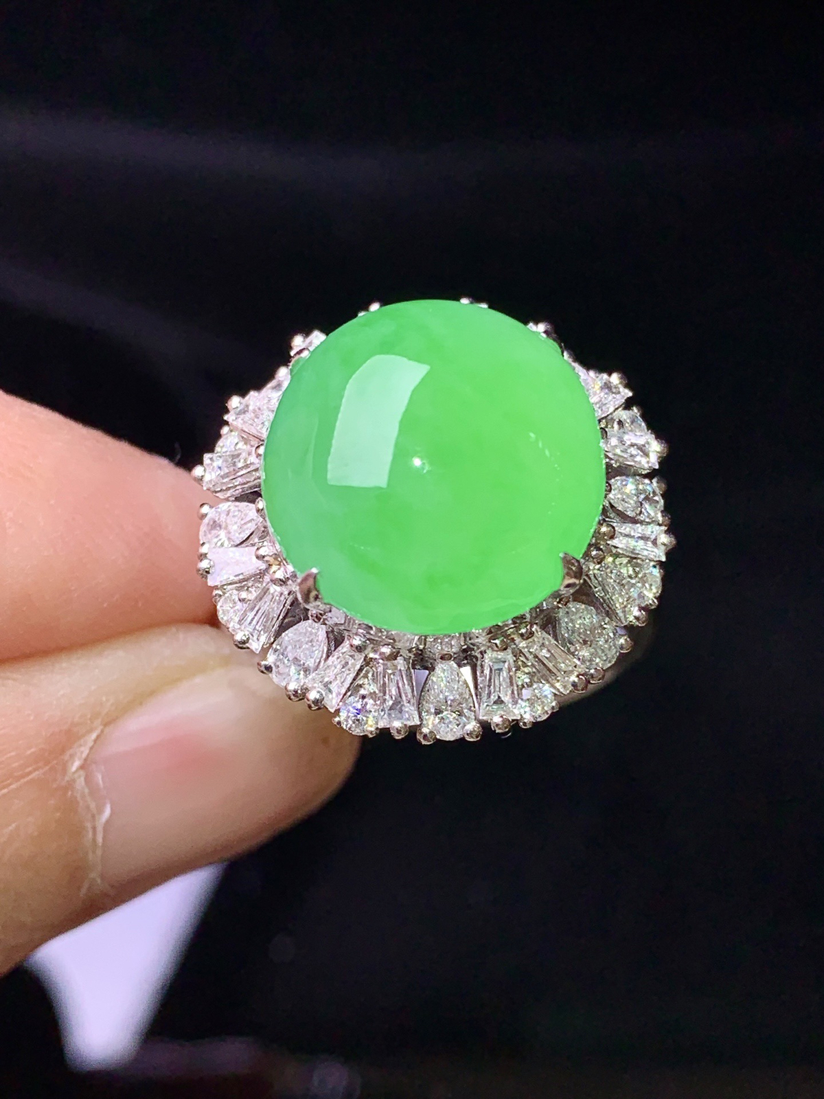 18k金钻镶嵌翠绿蛋面戒指 玉质细腻 色泽艳丽清新 圈口14 整体尺寸19.2*15