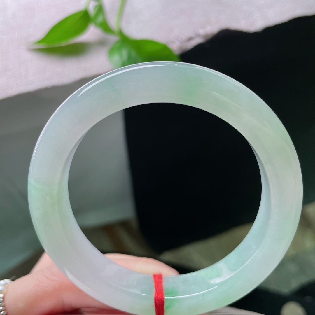 56.8/11.9/9.4，飘阳绿正圈，清润通透，种老，腕间流转似烟波，清雅风骨藏不住。无裂，ss48167a