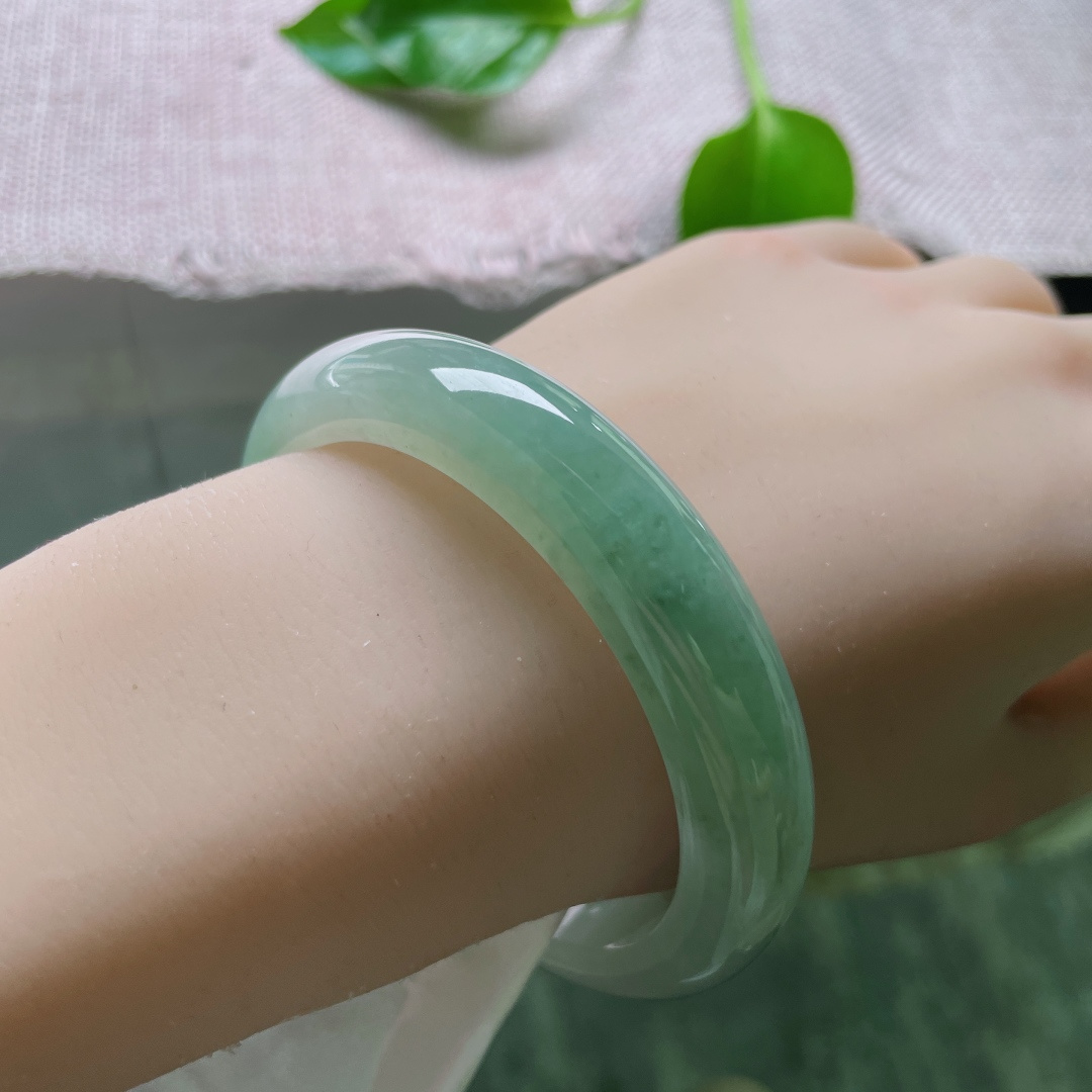 57.7/12.7/8.4绿底正圈，水润细腻，渐变之色，悠悠岁月，皮纹，无裂，ss48944a
