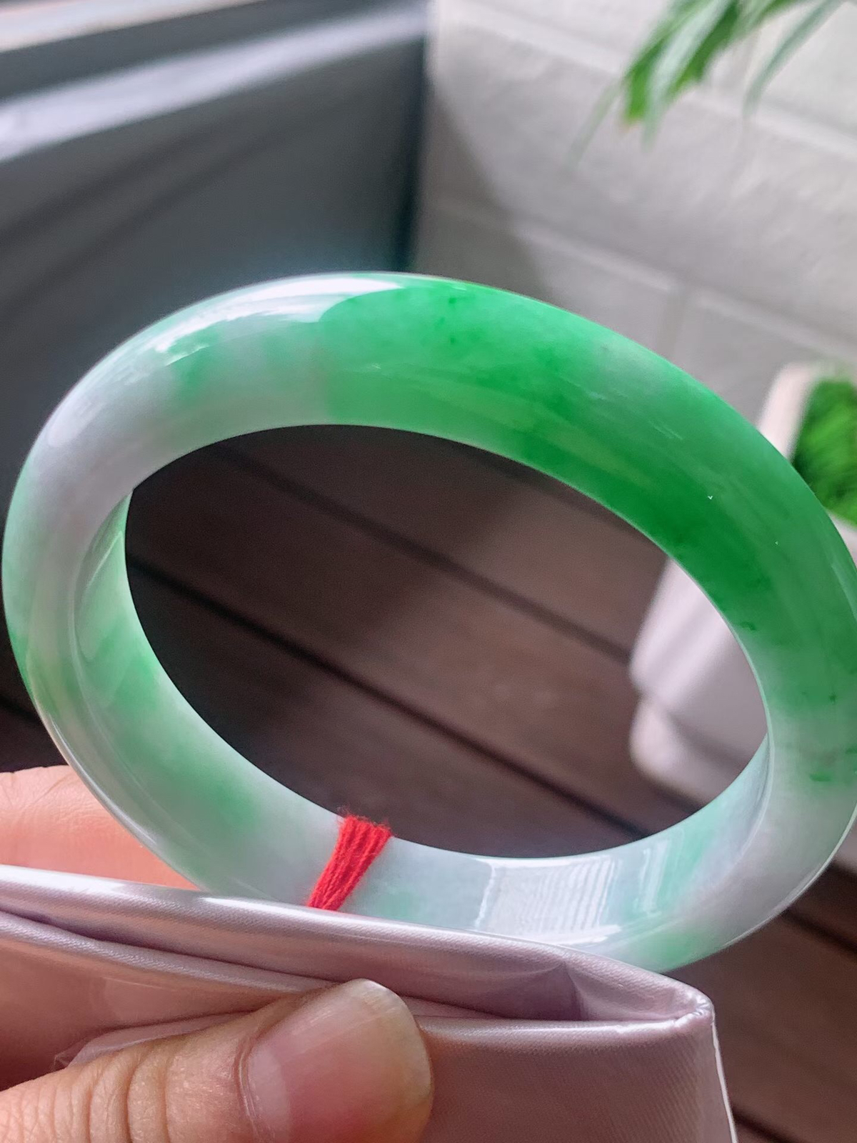 【翡翠名称】老坑种三彩飘阳绿正圈口手镯
【翡翠尺寸】57.8/12.4/8mm适合56.6-59正圈口佩戴
【翡翠描述】宝贝种老水足，玉质细腻，色泽靓丽，性价比高，佩戴效果好！
【其它赠送】权威证书/精美挂绳盒子/支持全国复检