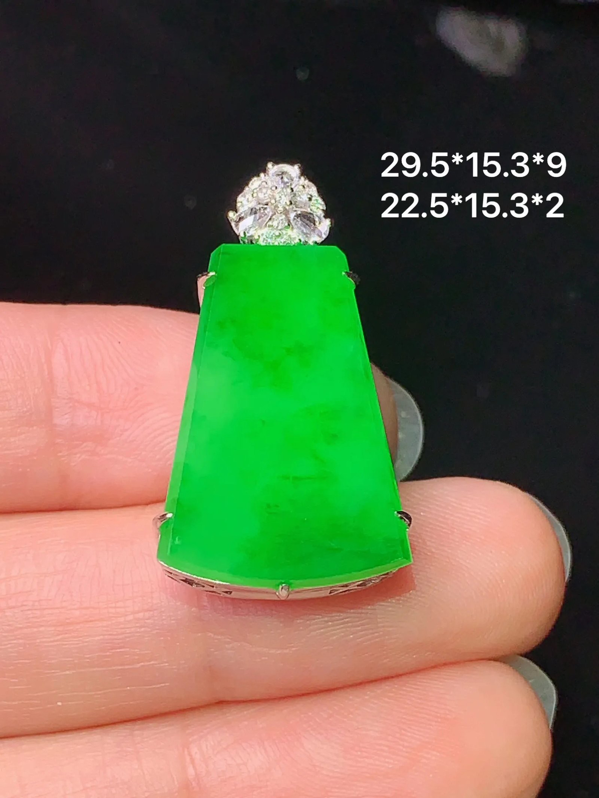 18k金钻镶嵌满绿无事牌吊坠 玉质细腻 色泽艳丽 整体尺寸29.5*15.3*9