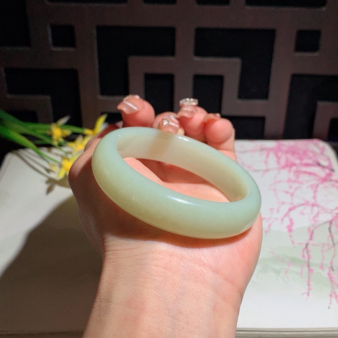 和田玉55圈口黄口料宽条手镯！玉质细腻油润 底色纯净 无裂无杂 脂粉好，品质好！