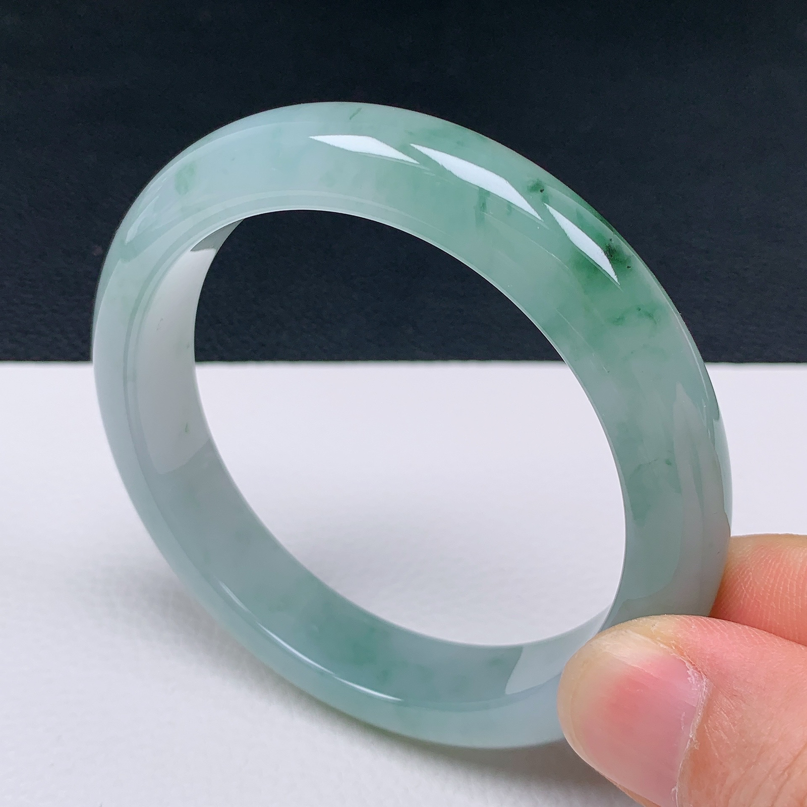 天然翡翠圈口57-58老坑飘绿手镯 玉质细腻 种水好 尺寸：57.9-12-8.5mm  M55