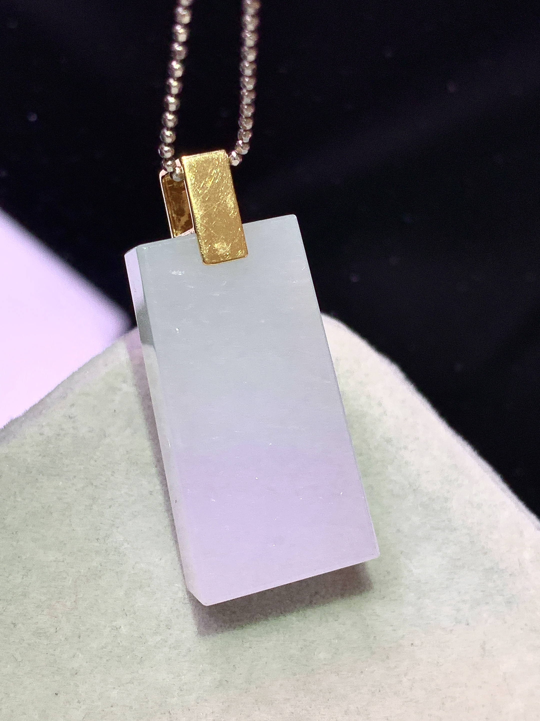 18k金镶嵌淡紫罗兰无事牌吊坠 玉质细腻 色泽艳丽清新 水润亮眼 整体尺寸29.6*12.8*7.2b1