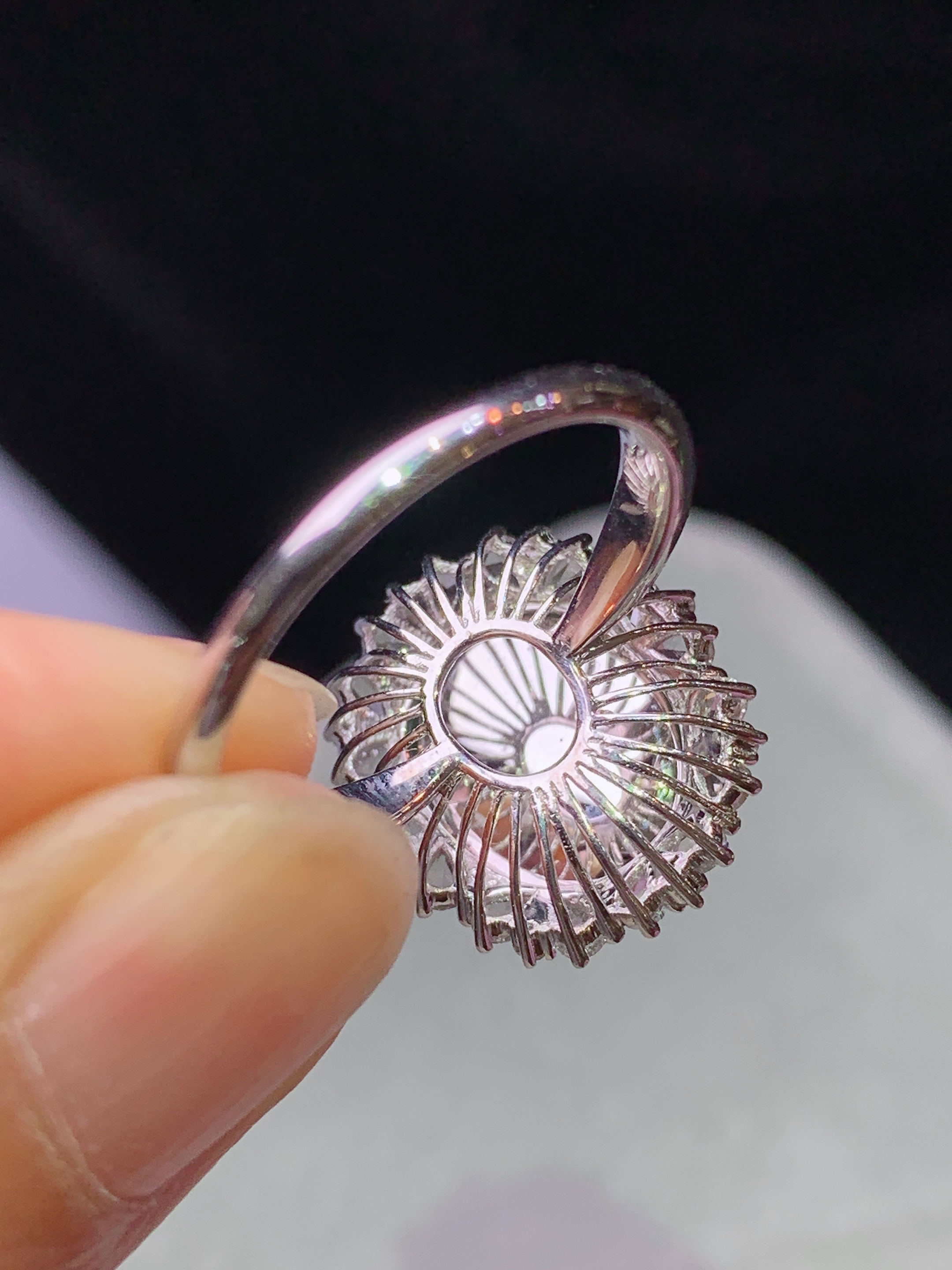 18k金钻镶嵌冰阳绿蛋面戒指 玉质细腻 色泽艳丽清新 水润亮眼 圈口13.5 整体尺寸17.2*14.7*11k1