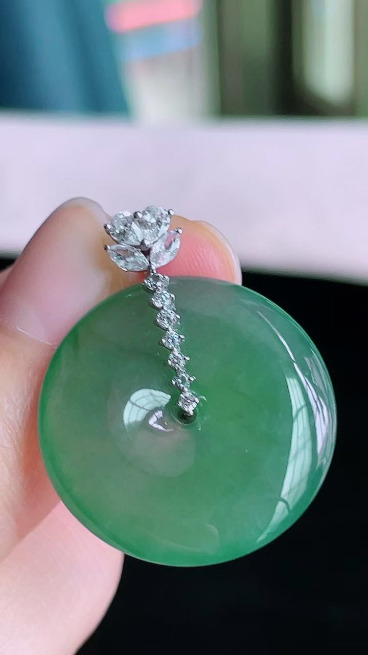 【翡翠名称】老坑种冰绿平安扣吊坠
【翡翠尺寸】裸石24.2/4.3mm
【翡翠描述】宝贝种老水足，玉质细腻，色泽靓丽，性价比高，佩戴效果好！
【其它赠送】权威证书/精美挂绳盒子/支持全国复检