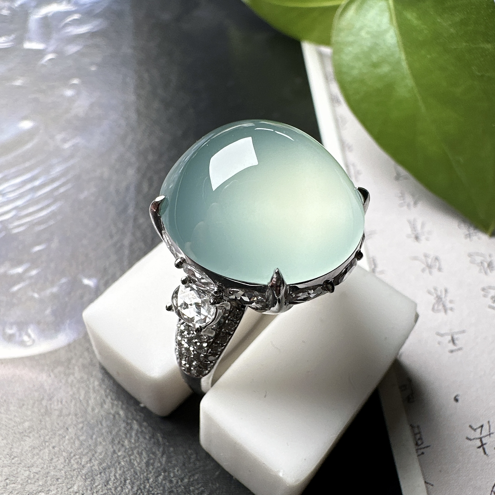 【冰种天空蓝蛋面吊坠】种地上乘，冰感十足，通透起光，饱满圆润，18k金钻镶嵌，裸石尺寸16.3*13.3*8毫米。