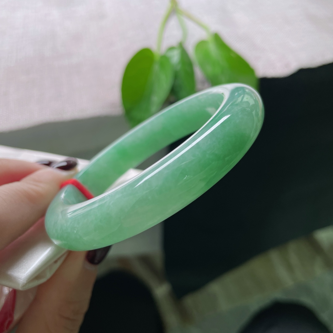 57.8/12.1/9绿底正圈，水头好，种老，细腻的质感与温润光泽，是自然赠予的温柔诗意。无裂，ss50866a
