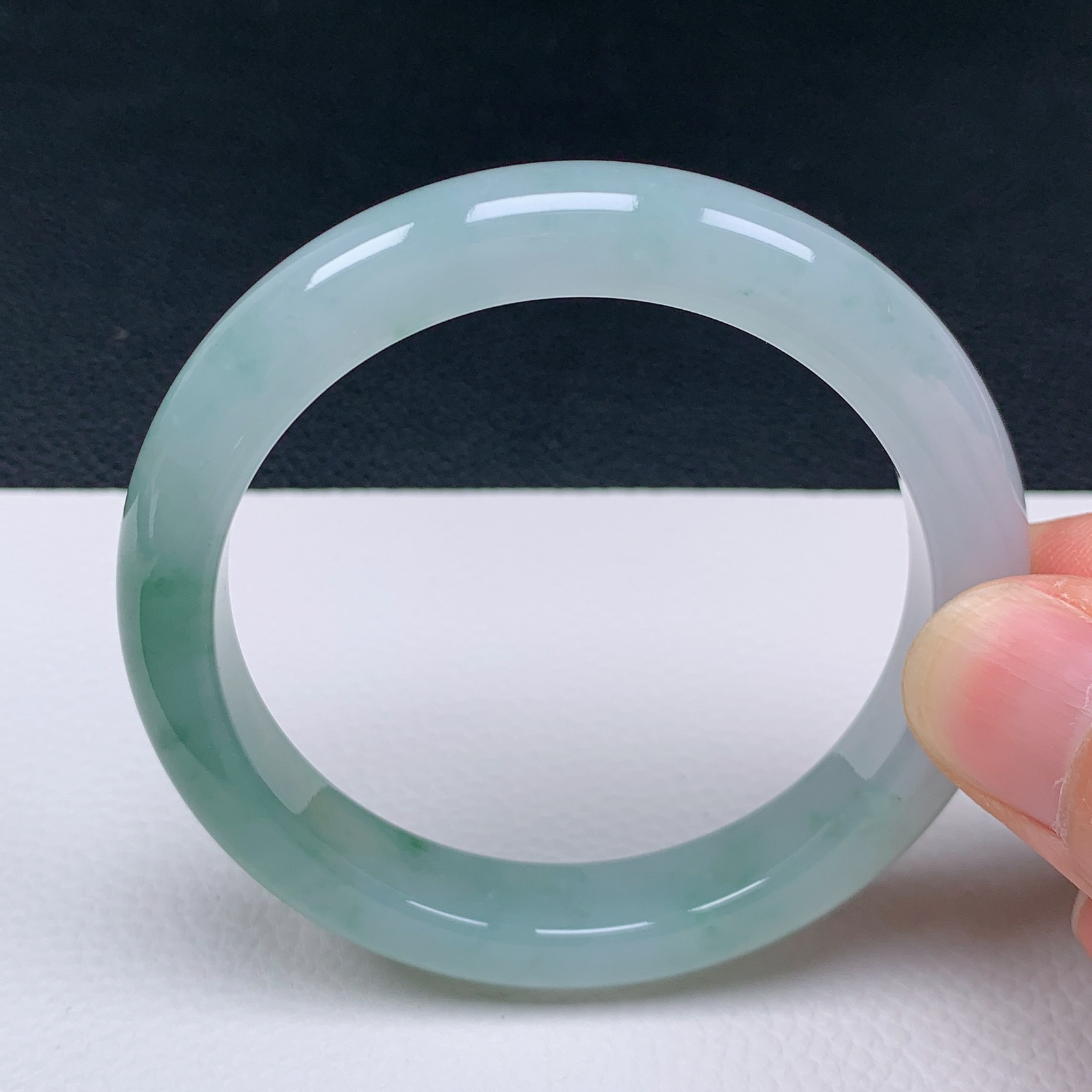 天然翡翠圈口55-56老坑飘绿手镯 玉质细腻 种水好 尺寸：55.2-10.5-8mm  M55