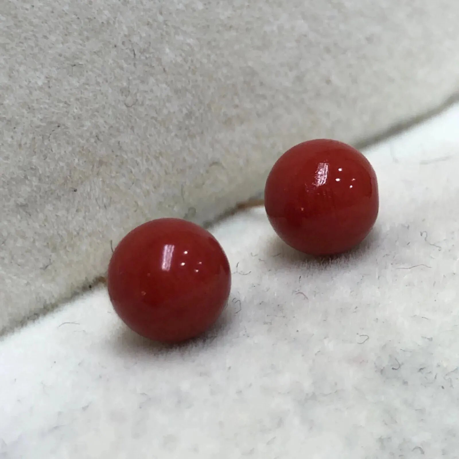 【天然牛血珊瑚5mm圆珠耳钉】天然无添加无优化，牛血红色，意大利沙丁材料！裸石尺寸5.1*5.1mm,18k金针，裸石重量约为0.71克。简单精致款！珊瑚材料稀少不可再生，通常说的“千年珊瑚万年的红”是它的真实写照！珊瑚自古被佛教视为珍宝，深海里千年生长的有生命宝石，有灵性，气场强大，佩戴者更有佛性，更有佛缘！
