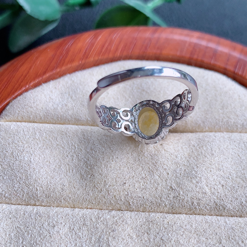 冰精美黄翡翠蛋面戒指  玉质细腻  冰清玉润  灵动  颜色漂亮 
W502-4.22内径尺寸：17-9.2-6.2mm  裸石尺寸：6.4-5.7