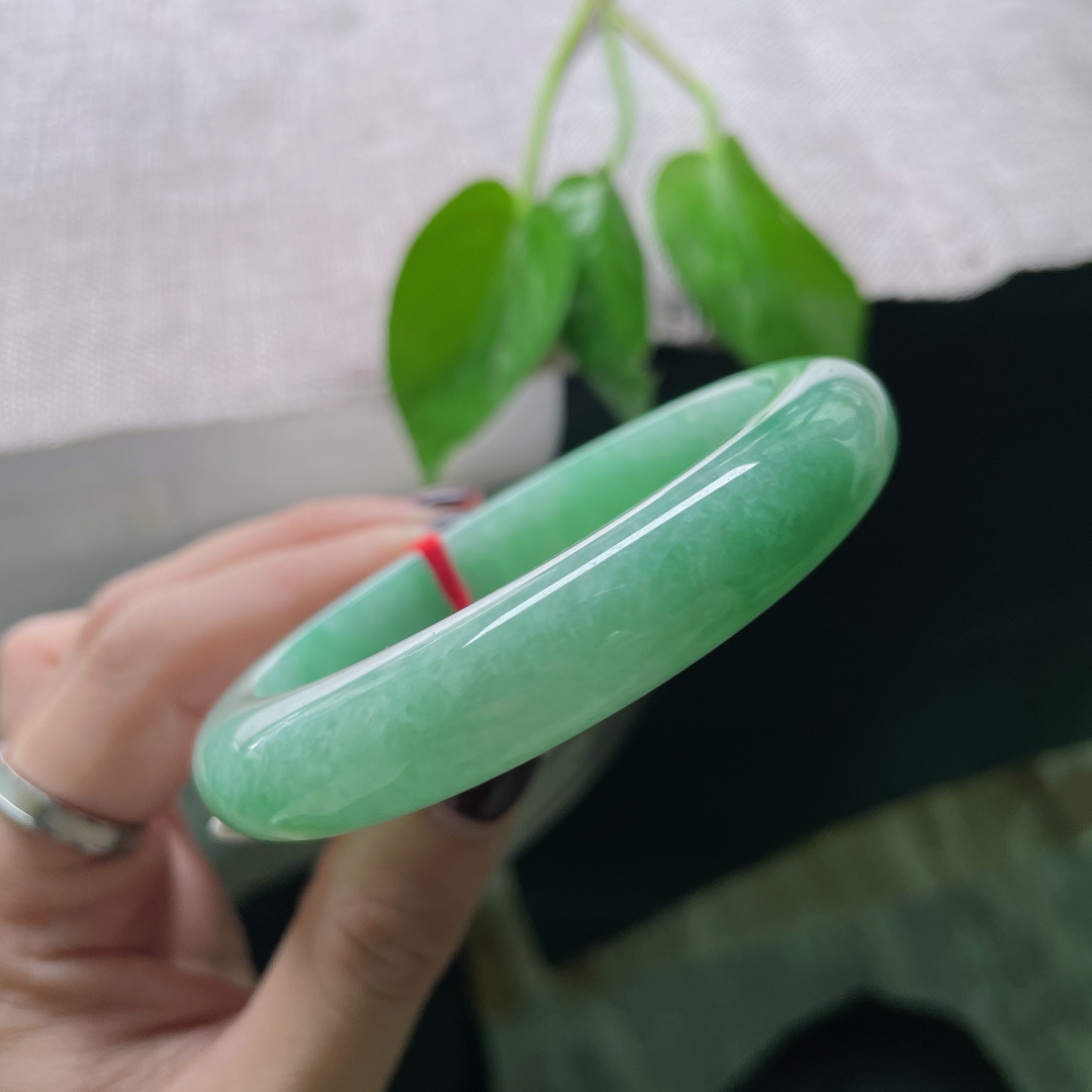 57.8/12.1/9绿底正圈，水头好，种老，细腻的质感与温润光泽，是自然赠予的温柔诗意。无裂，ss50866a